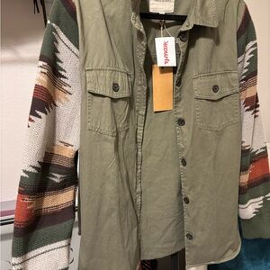 Utility jacket with patterned sleeves